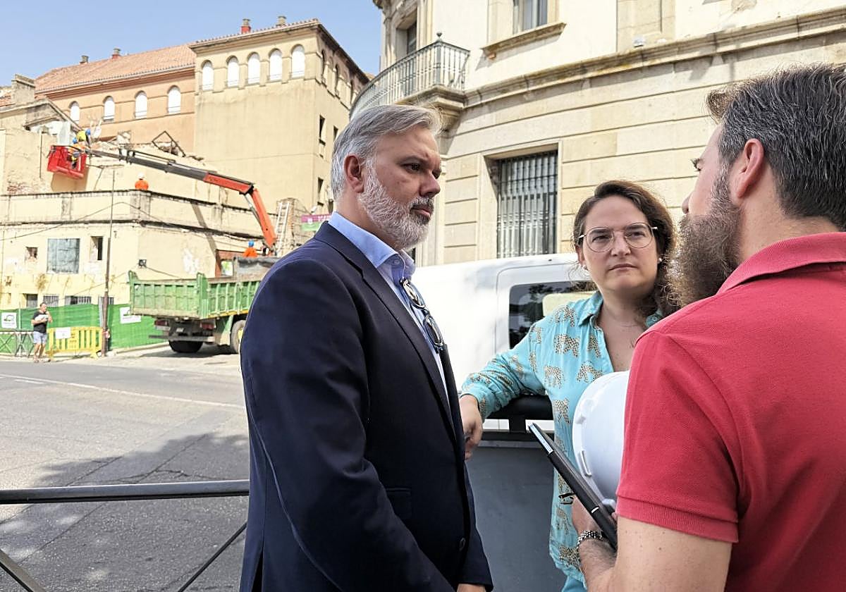 Pizarro charla con el director de obra, Sergio Bermejo.