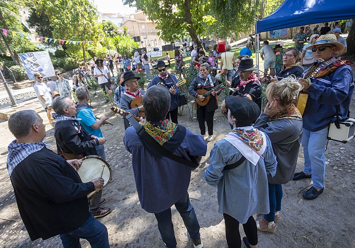Ronda popular folclórica en la edición de 2024 del Aguas Vivas Fest, en Cáceres.