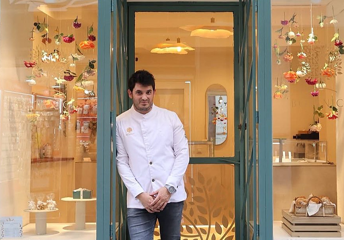 Javier Rodríguez posa en la puerta del local situado en la calle Pintores de Cáceres que abrió hace un año. Se acaba de mudar a un espacio más grade enclavado en la misma vía.