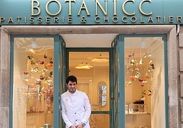 Javier Rodríguez posa en la puerta del local situado en la calle Pintores de Cáceres que abrió hace un año. Se acaba de mudar a un espacio más grade enclavado en la misma vía.