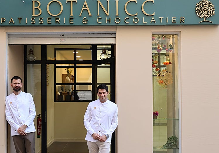 Javier, junto a un miembro de su equipo, en la nueva ubicación de su firma. Está en el local que durante años ocupó Mango.