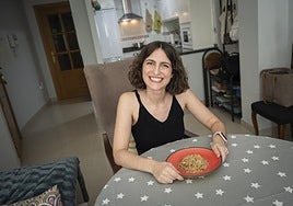 Elena Álvarez cocina un plato de arroz con panceta