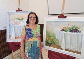 La artista Estrella Apolo con su obra.