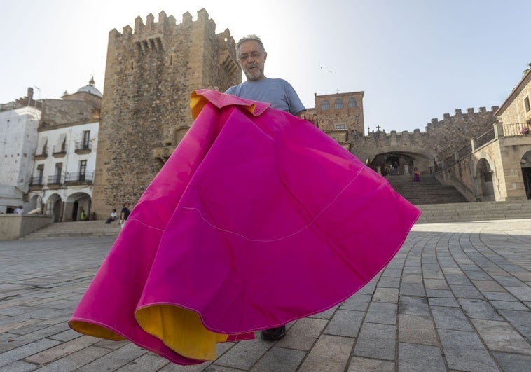 El hostelero cacereño Emilio Rey se vuelve a vestir de torero