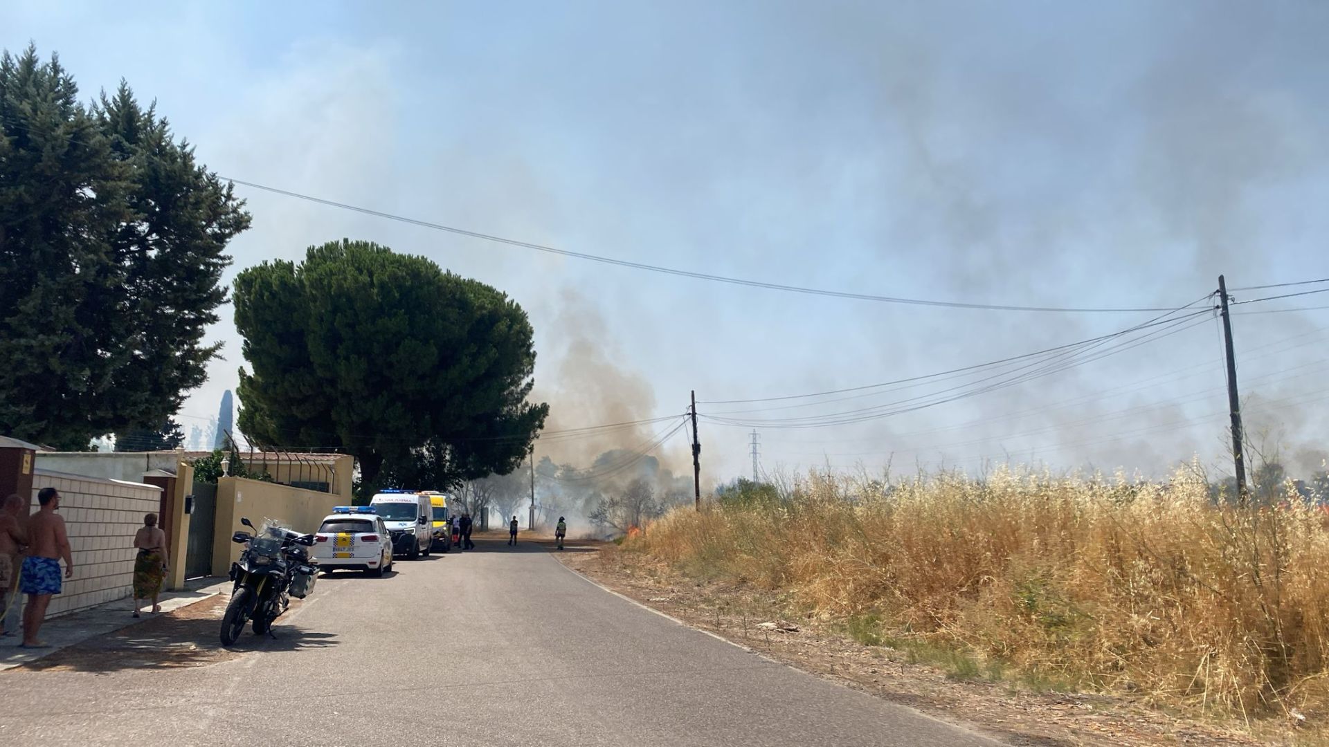 Imágenes del incendio declarado entre La Banasta y Las Golondrinas, en Badajoz