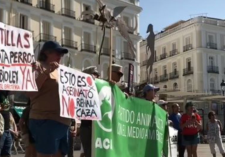 Pacma se concentra en Madrid en protesta por la muerte de 32 perros por inanición en Extremadura