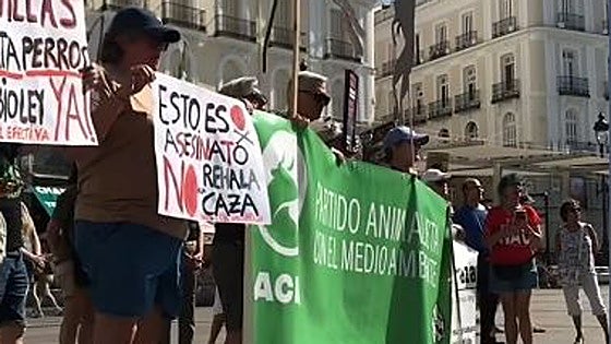 Pacma se concentra en Madrid en protesta por la muerte de 32 perros por inanición en Extremadura