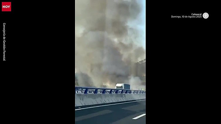 Un coche sale ardiendo en la A-66 y origina un incendio forestal a la altura de Cañaveral