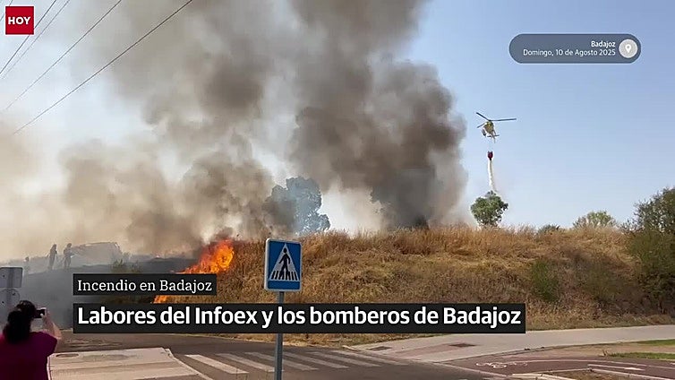 El Infoex y los bomberos de Badajoz trabajan en un incendio entre La Banasta y Las Golondrinas
