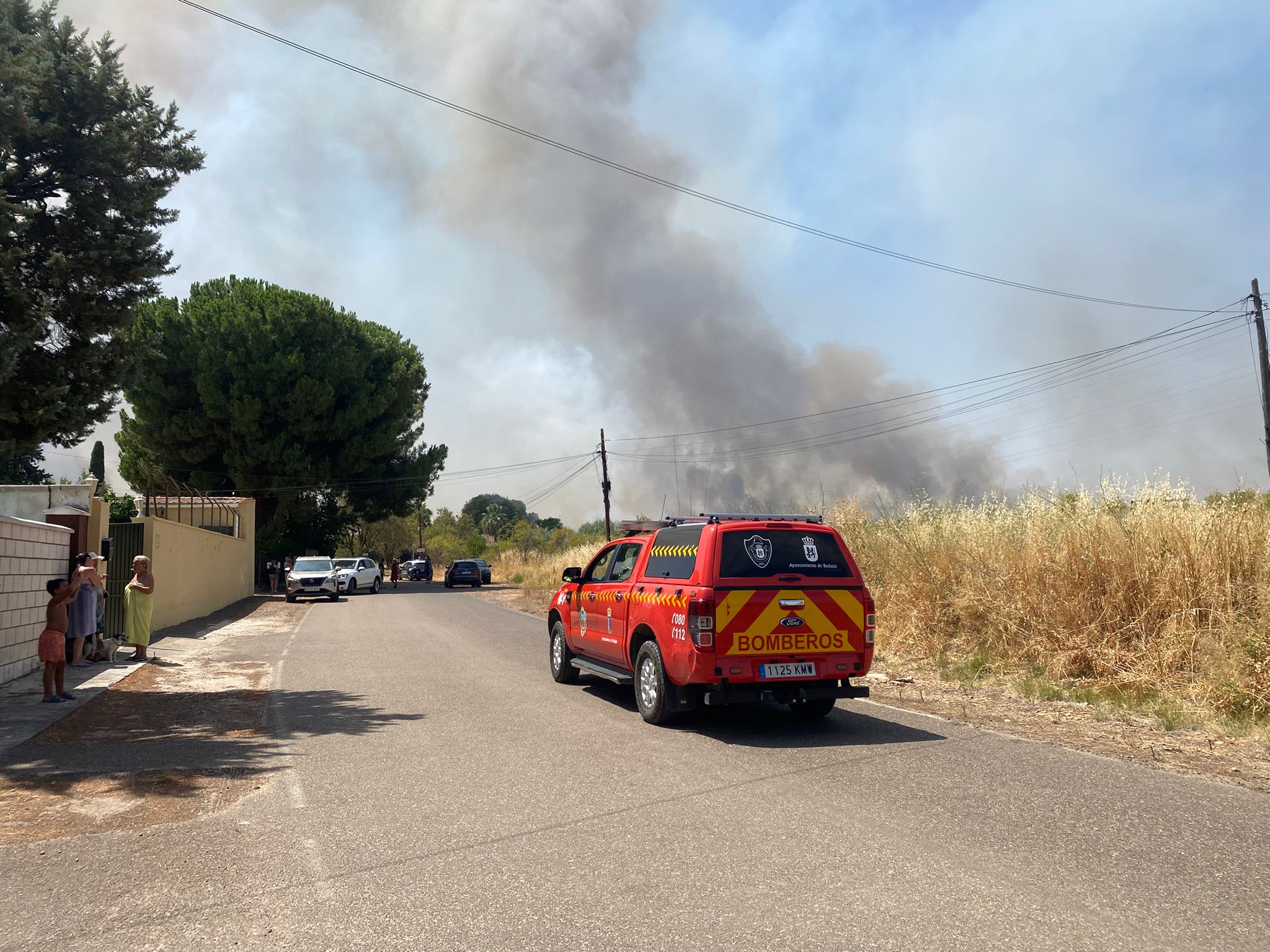 Imágenes del incendio declarado entre La Banasta y Las Golondrinas, en Badajoz