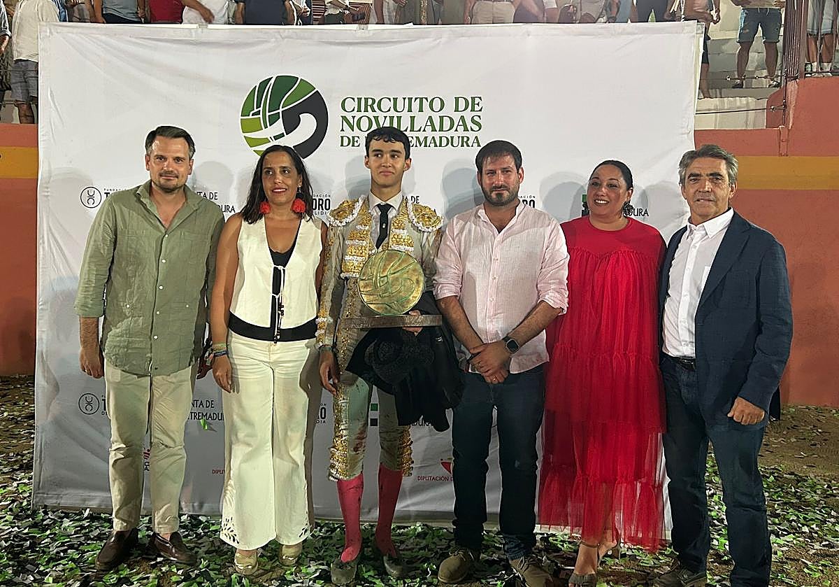 Tomás Bastos, en el centro de la imagen, posa con el trofeo que le acredita como ganador del Circuito de Novilladas de Extremadura.