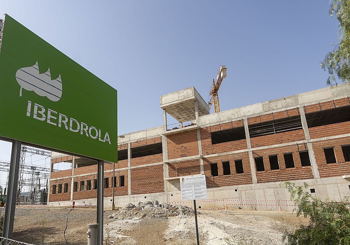 Estado actual de las obras de la nueva sede de Iberdrola en Cáceres, frente a Empresariales.
