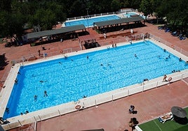 Foto tomada en 2024 del recinto, donde se pueden ver las tres piscinas: la grande, la reservada al nado deportivo y la infantil.