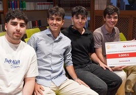 Alfredo Sánchez-Fuentes, con el cheque, junto a Pablo Martín.