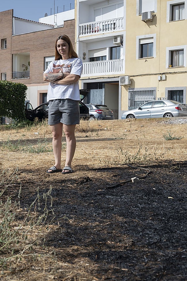 Natalia Ventura muestra cómo el fuego se quedó cerca de su casa.