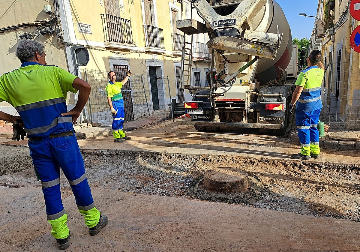 Operarios de Aqualia durante los cambios de tubería en la calle de Pontezuelas y su travesía.