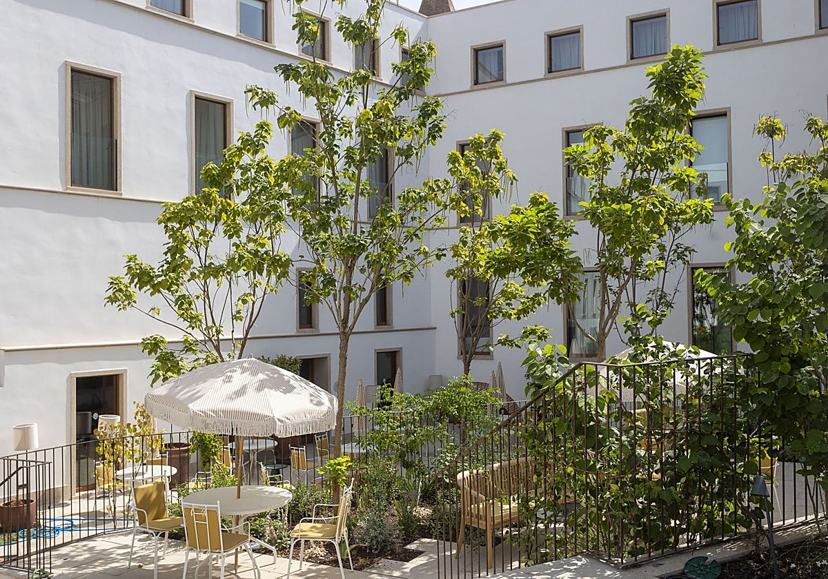 Así luce el jardín del nuevo cinco estrellas de Cáceres, donde ya están los veladores instalados para recibir a los primeros clientes.