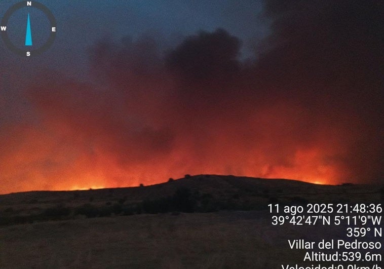 Un incendio en Castilla-La Mancha obliga a confinar una localidad cacereña y a cortar tres carreteras