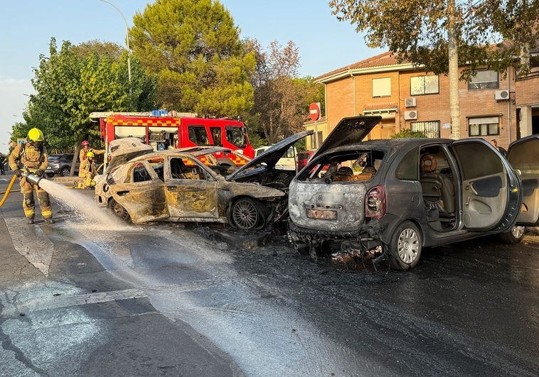 Dos vehículos acaban calcinados en Plasencia tras un incendio y una posterior colisión