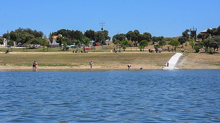 La 'playa' de Extremadura en la que puedes bañarte en dos países a la vez