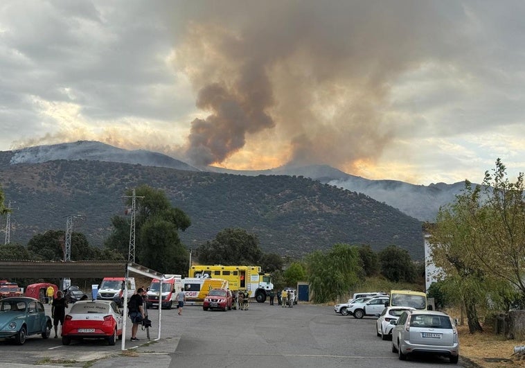 El fuego obliga a evacuar a 700 vecinos de Jarilla, Villar de Plasencia y Cabezabellosa y a cortar dos carreteras