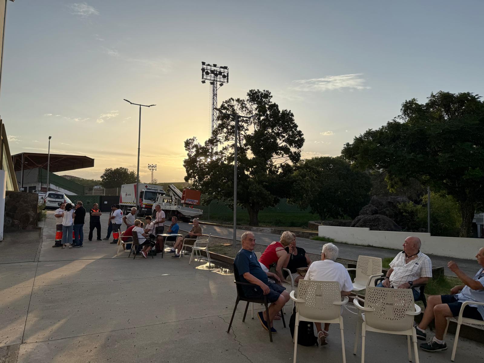 Vecinos de Jarilla, Villar de Plasencia y Cabezabellosa evacuados a Plasencia por el fuego. 