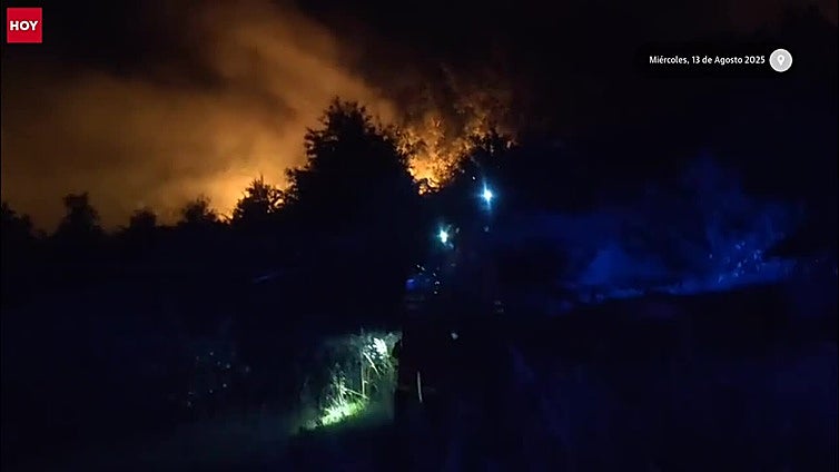 Labores de extinción del incendio entre los valles del Jerte y el Ambroz