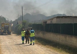 Tres bomberos afectados en el incendio iniciado en las traseras de la ITV en Navalmoral