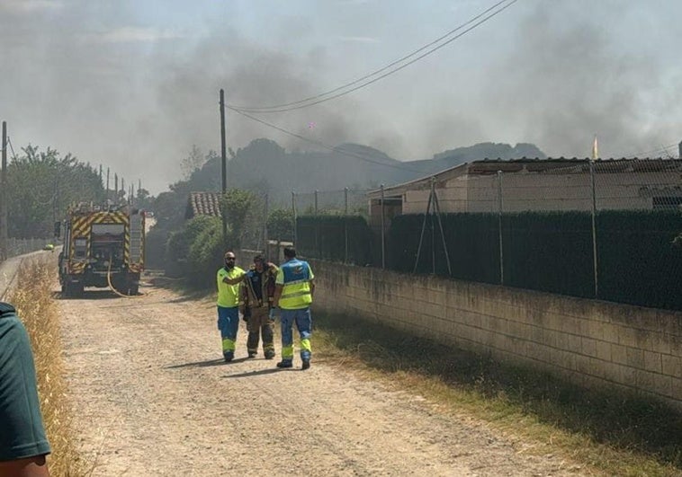 Tres bomberos afectados en el incendio iniciado en las traseras de la ITV en Navalmoral