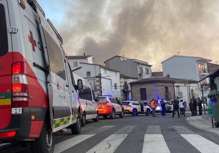 Abren una vía de evacuación para rescatar a los vecinos encerrados en Cabezabellosa