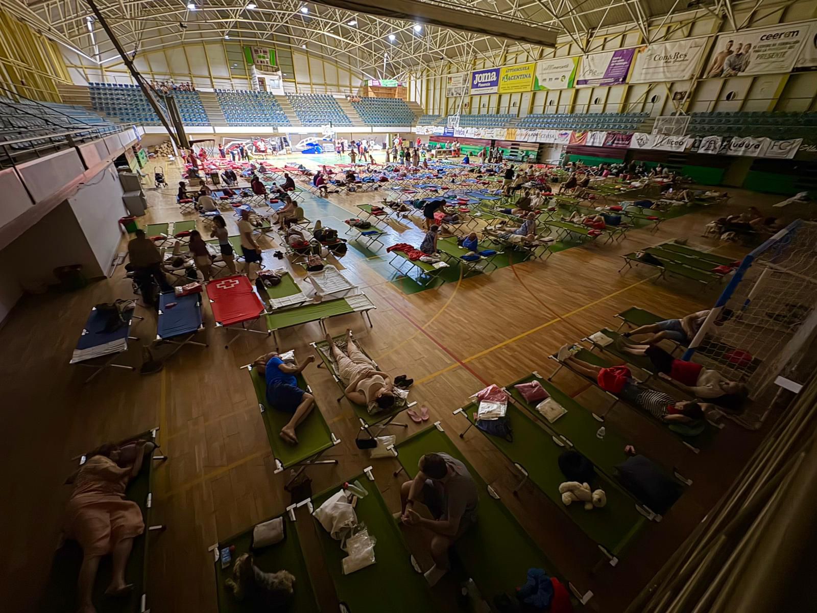 Vecinos de Jarilla, Villar de Plasencia y Cabezabellosa evacuados a Plasencia por el fuego. 