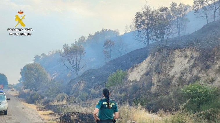 El fuego cerca Cabezabellosa con vecinos en el interior del pueblo: «Es una ratonera»