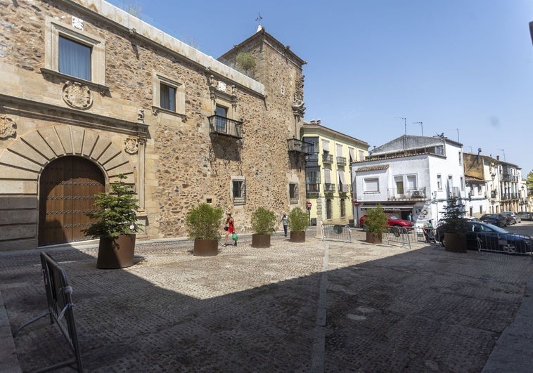 Piden aclarar el motivo de eliminar aparcamientos en la plaza de Santiago de Cáceres