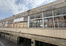 Fachada principal de la estación de autobuses de Plasencia.