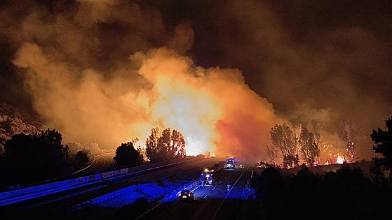 Extremadura afronta su tercer día de combate contra el fuego, que mantiene cortados 25 kilómetros de la A-66