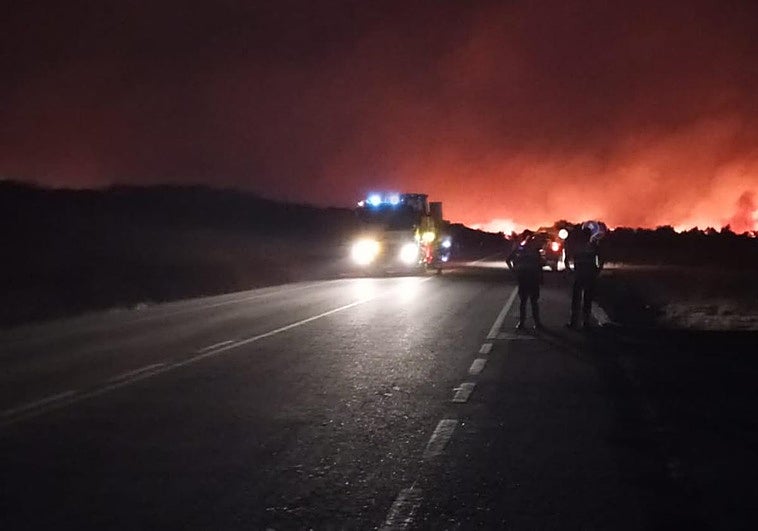 Extremadura afronta horas claves en el fuego de Jarilla, desbocado durante la noche: «Hay una ventana de oportunidad»