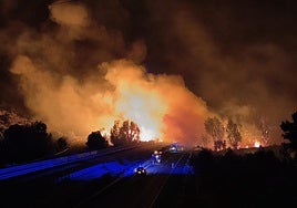 Una reactivación del incendio paraliza la reapertura del tramo de la A-66 afectado por el fuego