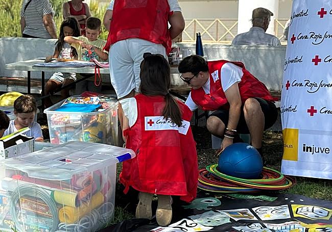 Niños evacuados juegan en el punto de atención habilitado.