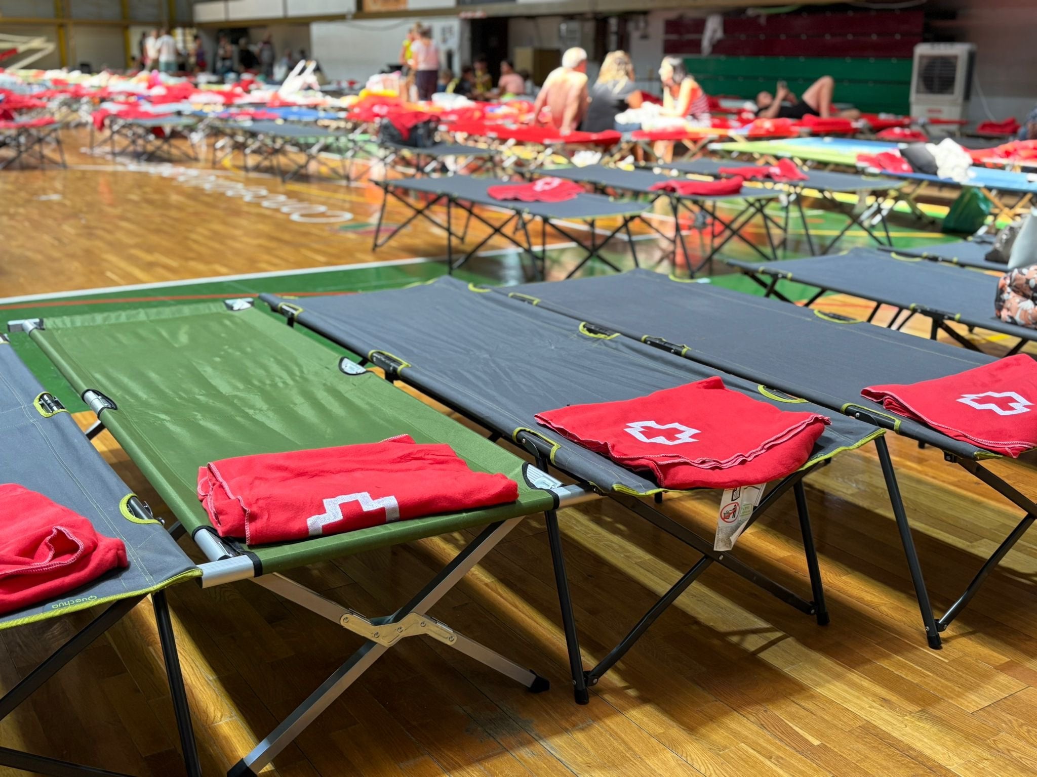 Cruz Roja despliega un centenar de voluntarios por el incendio de Jarilla