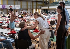 Guardiola visitó este miércoles a los evacuados por el incendio.