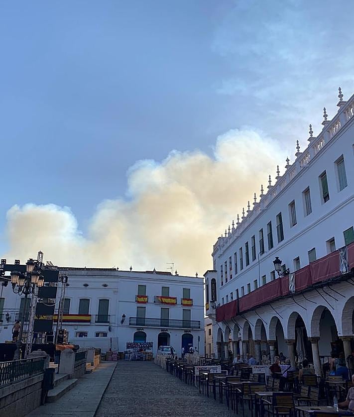 Imagen secundaria 2 - El fuego se aprecia desde varias poblaciones como Bienvenida y Llerena. 