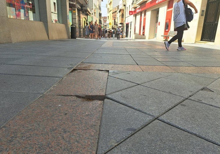 Desperfectos en el pavimiento de la calle Santa Eulalia