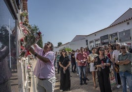 Uno de los momentos de colocación de flores en las tumbas.