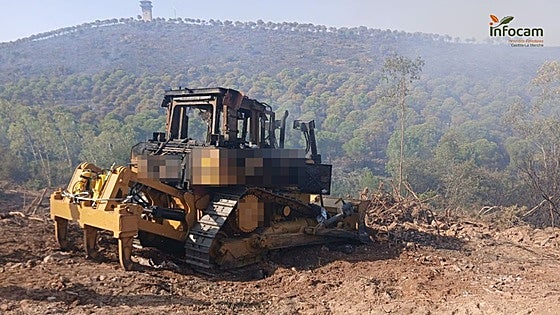 Una máquina pesada, quemada mientras trabajaba en el incendio de Pallares
