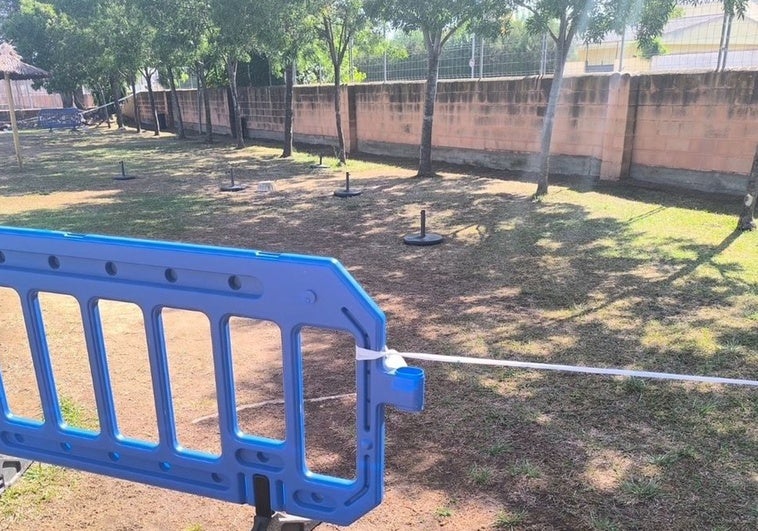 Una fuga de agua seca el césped en la piscina de La Granadilla de Badajoz