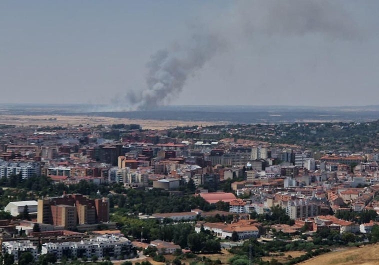 Los incendios en Casar de Cáceres y Aliseda obligan a desalojar dos urbanizaciones