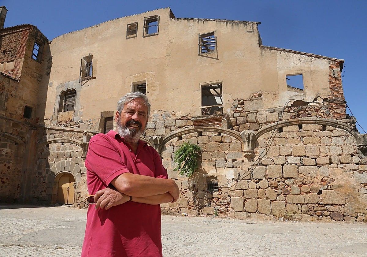 Pedro Mateos, director del Instituto de Arqueología de Mérida, junto a las Freylas.