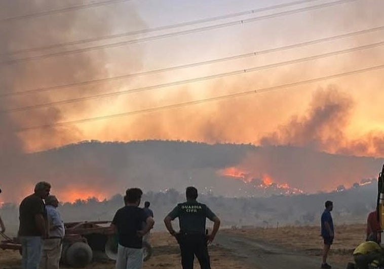 El incendio de Burguillos del Cerro quema 1.000 hectáreas y sigue activo