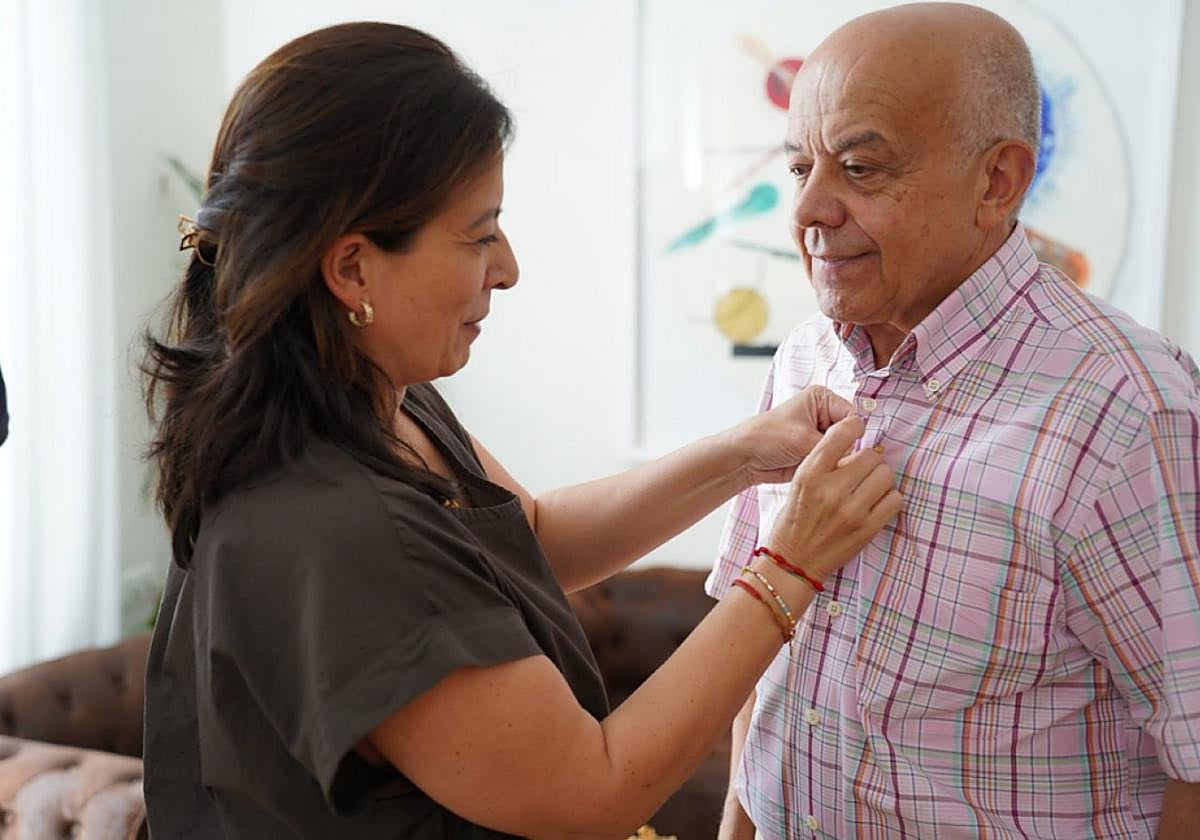 Entrega del Escudo de Oro por parte de la alcaldesa.