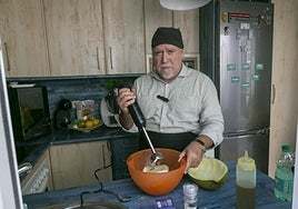 Jaime Ruiz Peña elabora el plato de crema de melón en su cocina de Mérida.